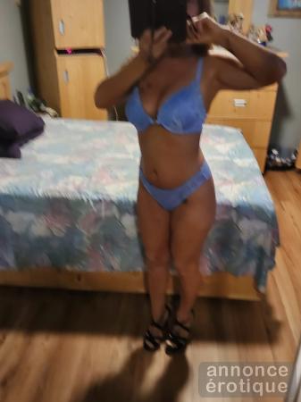 Chaude, douce mature te recoit en petite tenu sexy xxx.