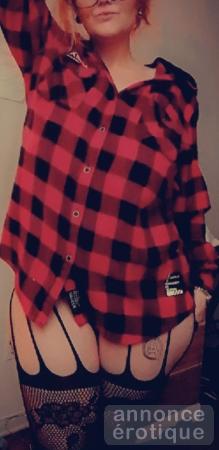 Sensuelle petite cochonne rousse t'offre un moment excitant et érotique xxx