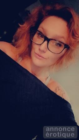 Sensuelle petite cochonne rousse t'offre un moment excitant et érotique xxx