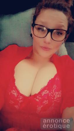 Sensuelle petite rousse cochonne t'offre un moment excitant et érotique xxx