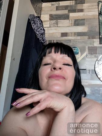 Jolie femme mature te reçoit à Longueuil