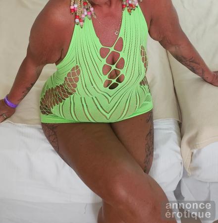 Sensuelle, douce et délicieusement bronzée