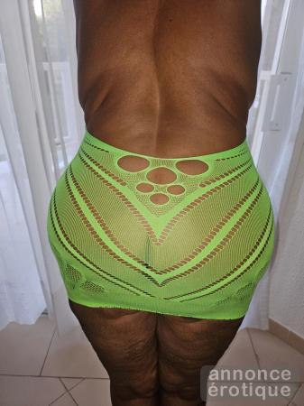 Sensuelle, douce et délicieusement bronzée