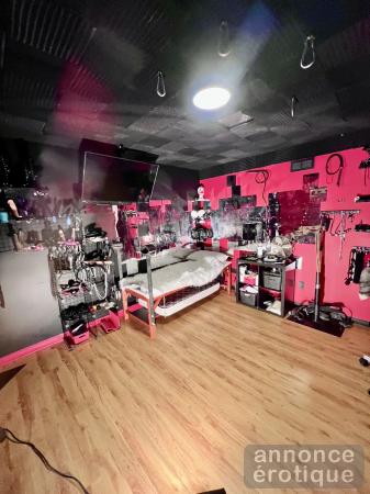 Soumise te reçoit dans son donjon