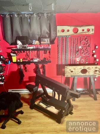 Soumise te reçoit dans son donjon