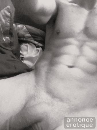 Jeune homme a ton service