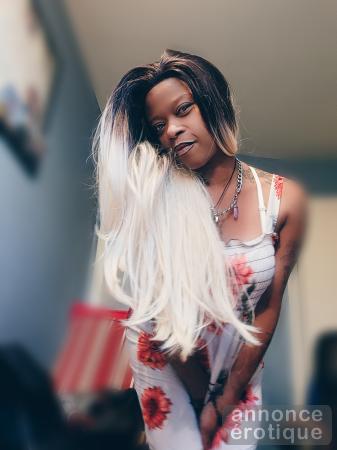 DE PASSAGE A MONTREAL...je suis a montrel viens me voir. Avec mon cul d enfer qu