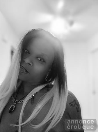 DE PASSAGE A MONTREAL...je suis a montrel viens me voir. Avec mon cul d enfer qu