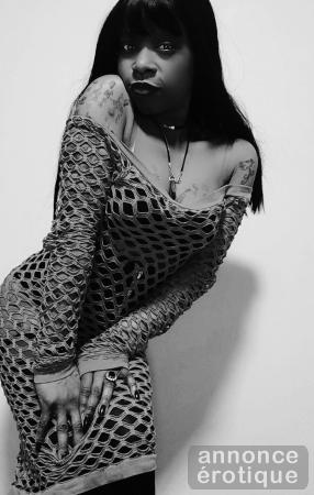 DE PASSAGE A MONTREAL...je suis a montrel viens me voir. Avec mon cul d enfer qu