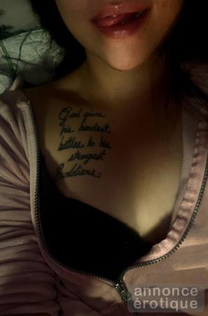 Massage et fellation de luxe avec coquine latina