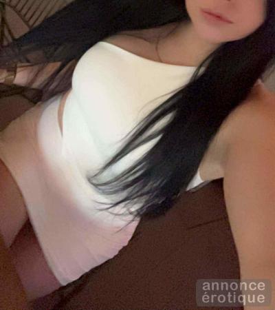 Adriana chaude brunette au sourire charmeur girl next door