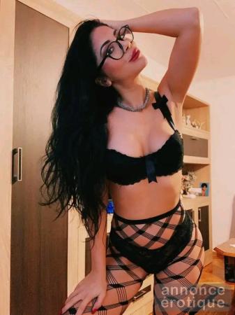 Chaude et disponible de suite