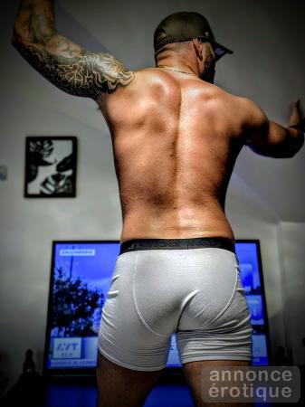 6’0, musclé, charme brut & vibe électrique.