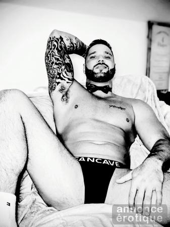 6’0, musclé, charme brut & vibe électrique.