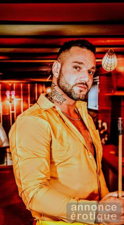 6’0, musclé, charme brut & vibe électrique.