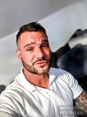 6’0, musclé, charme brut & vibe électrique.