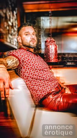 Bad Boy Élégant – 9 pouces, corps sculpté, attitude irrésistible. Pour rencontre