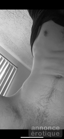 Jeune homme discret et bien membré pour toi