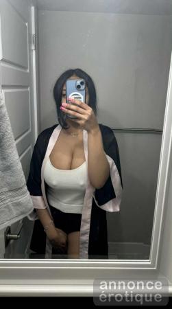 leila metisse avec des formes volumineuse