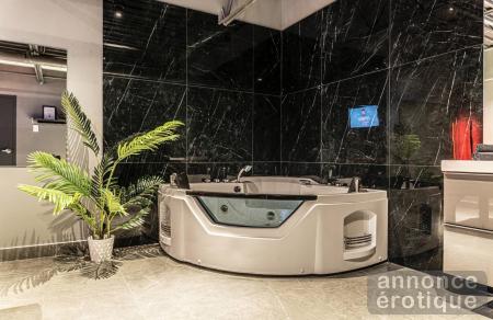 Salon Lanternes Rouges ★★★★★ Viens RelaXXXer