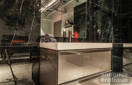 Salon Lanternes Rouges ★★★★★ Viens RelaXXXer