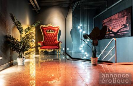 Ton prochain emploi commence ici — Red Girl