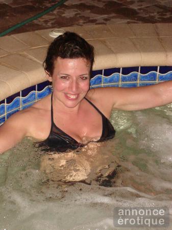 Erotic massage Chateaugay with tenderness and a touch of humor