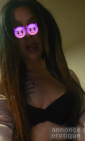 Massage et fellation de luxe avec coquine latina