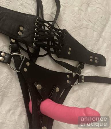 The foot goddess is available to dominate her slaves