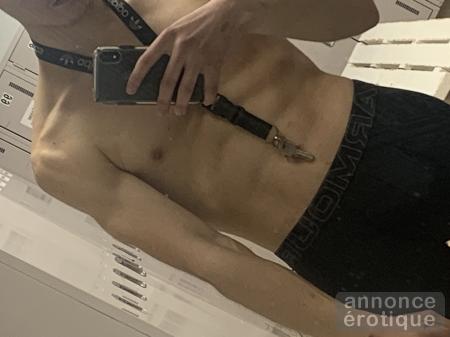 Jeune Homme 18 Ans de dispo pour femme(s) seulement.