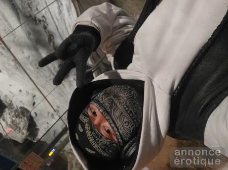 Theboss bandit  te baise dehors dans un parc