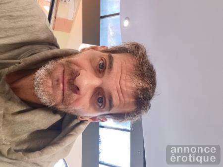 Esclaves sexuel au lit disponible pour les femmes ou femmes transsexuels