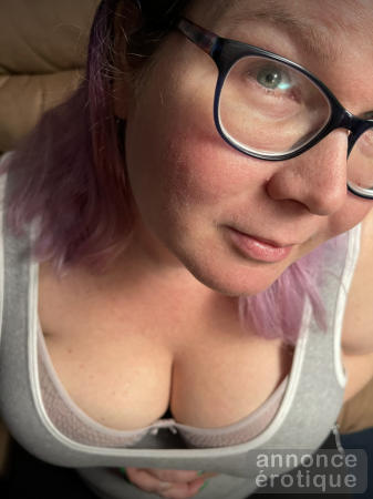 Amélie – 42DDD naturel, mature québécoise sans censure