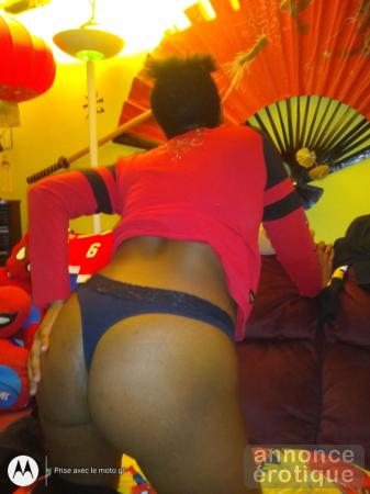 sexy  africaine  dispo pour fellation dans la voiture