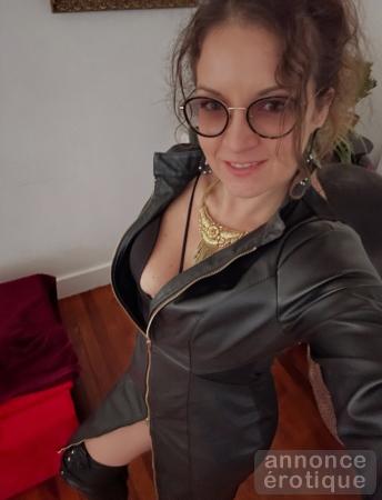 Jolie brune au 438-805-4906 sms