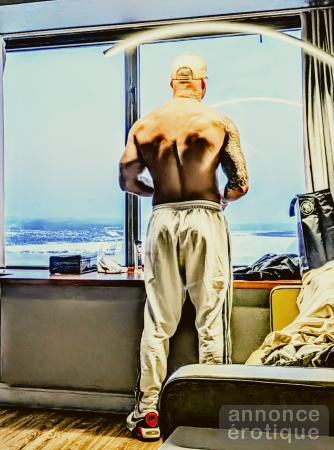 Escort masculin — présence intense, énergie magnétique, expérience inoubliable