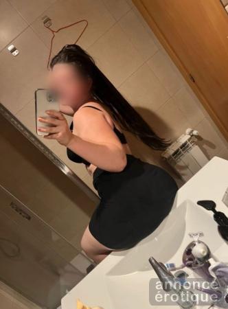 Nouveau venu affectueux dans la zone ludique