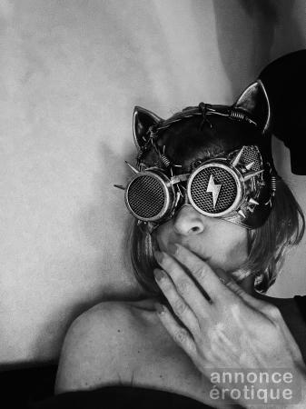 Petite Louna j'offre un service de Cocu devant mon copain