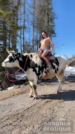 Belle Femme Trans Chaudasse et cochonne. 1e Av et Autoroute40 Québec