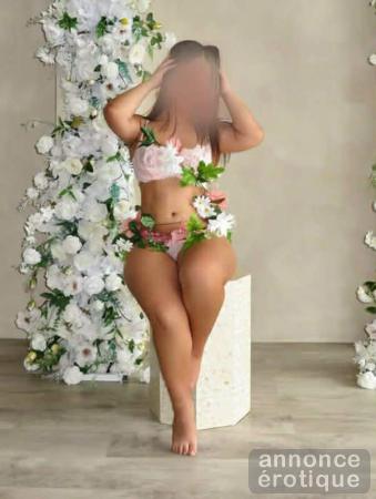 Naila – Petite Beauté Albanaise (Petite Personne) au Charme Irrésistible @ Adagi