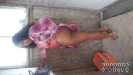 Sexy ebony misstress de passage dans le coin