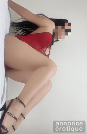 Votre Latina sensuelle et élégante