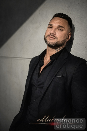 Gentleman discret — vibe luxe, présence naturelle et moments sans pression
