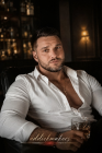 Gentleman discret — vibe luxe, présence naturelle et moments sans pression
