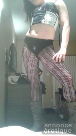 Belly l'incroyable sexy petite femme au corps d'adolescente