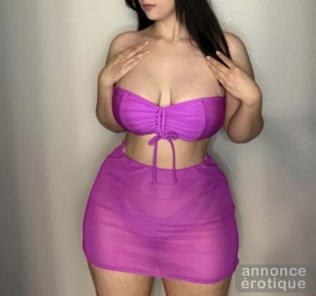 Amira reçoit en salon