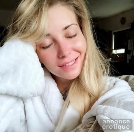 Je suis Lola kiss une Québécoise ouverte d'esprit j'offre de bon service sexuel.
