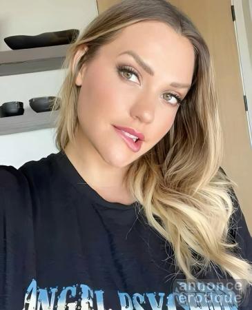 Je suis Lola kiss une Québécoise ouverte d'esprit j'offre de bon service sexuel.