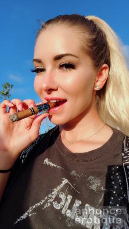 Lola une blonde captivante et séduisante, incarnation du désir sexuel