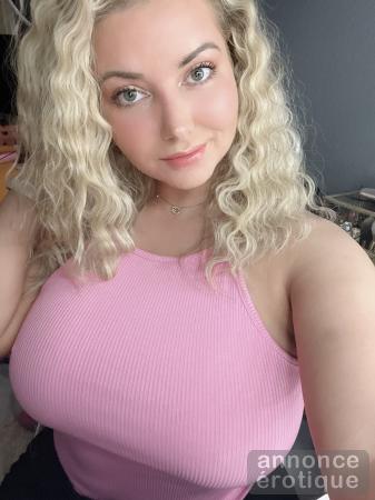 Lola une blonde captivante et séduisante, incarnation du désir sexuel
